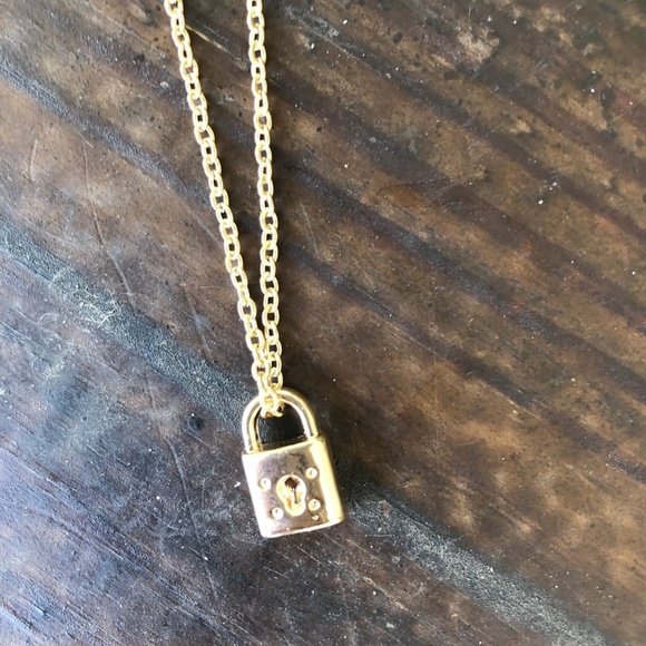 Alquimia Jewelry - Quiet luxury mini lock 925 Vermeil gold delicate charm necklace